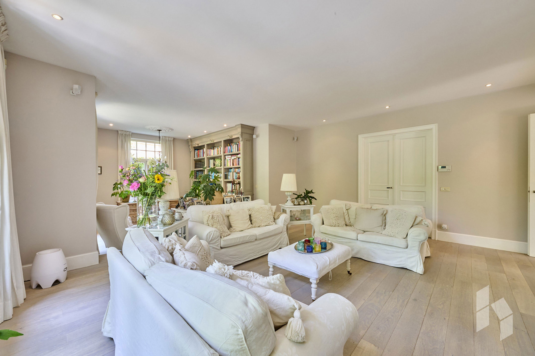 Prachtige villa met zwembad op een perceel van 2340 m². - foto 4