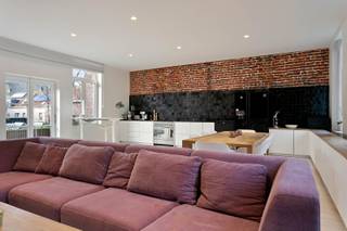 In het hart van het stadscentrum bevindt zich dit karaktervolle herenhuis in bel-etagestijl, een unieke combinatie van authentieke charme en hedendaags wooncomfort.<br /><br />Op het gelijkvloers beschikt de woning over een inkom, vier slaapkamers, een badkamer en een apart toilet. Dankzij deze indeling kan deze verdieping ook perfect dienen als praktijkruimte, kantoor of hobbyruimte.<br /><br />De eerste verdieping verrast met een open leefruimte in loftstijl, waar grote raampartijen en authentieke elementen zorgen voor een prachtige sfeer en overvloedige lichtinval. Vanuit deze leefruimte heeft u toegang tot een ruim, zonnig terras, ideaal om in alle rust te genieten. De stijlvolle, volledig ingerichte keuken sluit naadloos aan bij de leefruimte en biedt bovendien een uniek zicht op de Sint-Maartenskerk.<br /><br />Op de bovenste verdieping bevindt zich een luxueuze masterbedroom, een echte oase van rust met ingemaakte kasten, een elegant vrijstaand bad en een modern lavabomeubel en een apart toilet.<br />Bovendien is er een kelder, ideaal voor extra opslag.<br /><br />Dit herenhuis biedt een bijzonder woongeheel voor wie houdt van karakter, ruimte, licht en een centrale ligging.