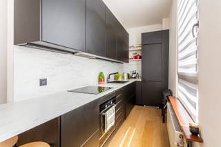Charmant appartement in kleinschalig gebouw<br /><br />Locatie<br />Gelegen in de Cassiersstraat, op wandelafstand van het groene Park Spoor Noord. Deze buurt heeft de afgelopen jaren een flinke metamorfose ondergaan en is ideaal gelegen met winkels, openbaar vervoer en scholen (met onder meer de AP Hogeschool) in de directe omgeving. Daarnaast ben je op twee minuutjes op het trendy Eilandje en het centrum van de stad.<br /><br />Beschrijving<br />Het appartement bevindt zich op de eerste verdieping van een kleinschalig gebouw. Via de inkomhal (waar ruimte is voor een vestiaire) betreden we de gezellige leefruimte. Wat onmiddellijk opvalt zijn de hoge plafonds en de grote raampartijen (voorzien van dubbele beglazing), waardoor de zonnestralen prachtig binnenvallen in het hele appartement. De open keuken werd vernieuwd in 2021 en sluit naadloos aan op de leefruimte. De badkamer is uitgerust met een wastafel, badkamermeubel, aansluiting voor een wasmachine en de cv-ketel. Hier geniet je van een douche in bad. Tot slot beschikt het appartement over een volwaardige slaapkamer, ideaal voor wie comfortabel wil wonen op een centrale locatie in Antwerpen. Momenteel verhuurd voor 674 euro per maand + 50 euro maandelijkse kosten.<br /><br />Bijzonderheden<br />- Conforme elektriciteit<br />- Maandelijkse lasten: 116,11 euro (incl.: voorschot water, professionele syndicus, blokpolis, en rechtsbijstand)<br />- Aparte meters: gas en elektriciteit<br />- Bewoonbare opp. volgens EPC: 67m²<br />- Airco in slaapkamer<br /><br />Verplichte vermeldingen<br />EPC: 344 kWh/m²<br />P-score: C<br />G-score: C<br />Stedenbouwkundige inlichtingen: in aanvraag