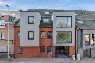 Voor meer info of een bezoek, bel 054 69 39 37 - VERKOOP ONDER REGISTRATIERECHTEN! Op de Parochiestraat in Iddergem (Denderleeuw) bevindt...