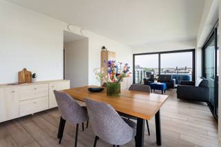 Dit appartement is gelegen op de 4de verdieping in de moderne woonwijk Regatta, een groene en rustige omgeving op een uitstekende locatie nabij het Galgenweel en de Middenvijver. Dankzij de vlotte verbindingen bereikt u het centrum van Antwerpen, winkels, scholen en belangrijke invalswegen in slechts enkele minuten.<br /><br />In de gegeerde wijk Regatta bevindt zich dit recent en stijlvol afgewerkt appartement. Dankzij de grote raampartijen geniet de leefruimte van veel natuurlijk licht en een aangenaam open gevoel.<br /><br />De woonkamer geeft rechtstreeks uit op het ruime terras, waardoor binnen- en buitenruimte mooi in elkaar overvloeien. Aansluitend bevindt zich de moderne open keuken, volledig uitgerust met kwalitatieve toestellen en voldoende opbergruimte.<br /><br />Verder omvat het appartement twee ruime slaapkamers met toegang tot een gezellig balkon, een hedendaagse badkamer met inloopdouche, een apart toilet en een praktische berging.<br /><br />Het appartement wordt momenteel verhuurd, wat het eveneens interessant maakt als investering.<br /><br />Een ondergrondse autostaanplaats dient mee aangekocht te worden. De privatieve kelderberging is inbegrepen.<br /><br />Het pand valt nog onder het BTW-stelsel.