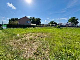 <p><span>Centraal gelegen, aan de rand van de stadskern van Bree, treffen we deze bouwgrond voor open bebouwing aan. </span></p><p><span> </span></p><p><span>Deze gunstige locatie zorgt voor een vlotte verbinding met het centrum van Bree en de omliggende gemeentes. Scholen, winkels en horeca aangelegenheden bevinden zich op fiets- en wandelafstand.</span></p><p><span> </span></p><p><span>De bouwgrond beschikt over de ideale afmetingen om uw toekomstige droomwoning te bouwen. </span></p><p><span> </span></p><p><span>Het perceel heeft een totale oppervlakte van maar liefst 6a71ca, waardoor het perfect mogelijk is om uw tuin gebruiksvriendelijk in te richten. </span></p><p><span>De straatbreedte bedraagt om en bij de 20 meter, zodat uw woning een mogelijke gevelbreedte heeft van 14 meter. </span></p><p><span> </span></p><p><span>Wenst u meer info te ontvangen over de bouwgrond? Neem dan gerust contact op via Iris@jemar.be of 0483/110875.</span></p>