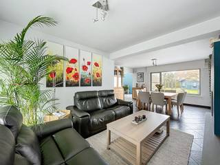 Energiezuinige woning gelegen in een rustige en kindvriendelijke omgeving. De woning bestaat uit een inkomhal met gastentoilet, een...