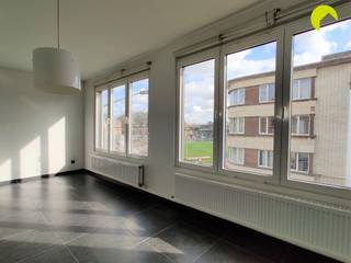 <p><span>Bent u op zoek naar een lichtrijk appartement in hartje Mortsel? Dan is dit het appartement voor u! </span></p><p><span>Op wandelafstand van winkels, scholen en openbaar vervoer. </span></p><p><span> </span></p><p><span>Indeling: </span></p><p><span> </span></p><p><span>Via de trap gaan we naar de tweede en hoogste verdieping van dit gebouw. </span></p><p><span>We komen meteen binnen in de ruime, lichtrijke leefruimte. De leefruimte geeft toegang tot 2 slaapkamers. </span></p><p><span>De open keuken is voorzien van kasten en toestellen en staat in verbinding met het gezellige terrasje. </span></p><p><span>Tussen keuken en slaapkamer vinden we de badkamer waar een douche, toilet en lavabo is voorzien alsook de aansluiting voor wasmachine. </span></p><p><span>Een handige berging die aansluit op de keuken is voorzien van legplanken. </span></p><p><span> </span></p><p><span>Ook is er een kelderberging voorzien.</span></p><p><span> </span></p><p><span> </span></p><p><span>Nuttige informatie:</span></p><p><span> </span></p><ul><li><span>De maandelijkse kosten bedragen € 25,- (onderhoud kelders, minuterie, poetsen gang).</span></li><li><span>Waarborg: 3 maanden</span></li><li><span>Plaatsbeschrijving € 225 per partij</span></li><li><span>Beschikbaar vanaf: onmiddellijk</span></li><li><span>EPC: 206 kWh/m</span><span><sup>2</sup></span><span>jaar</span></li></ul><p><span> </span></p><p><span>Boek nu zelf ONLINE uw afspraak in. Surf naar het betreffende eigendom op onze website www.habicom.be en klik op de roze knop 'PLAN EEN BEZOEK'. </span></p><p><span>Kies het moment dat u het beste uitkomt, vul de gevraagde contactgegevens in en klik nadien op verzenden om te bevestigen.</span></p><p><span>Benieuwd naar de waarde van jouw woning? Check het gratis op <span>www.watismijnhuiswaard.be</span></span></p><p><span> </span></p>