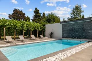 GROTE mooi gerenoveerde VILLA, op een commerciële ligging. Zwembad, wellness (sauna), mooi aangelegde omheinde tuin met buitenkeuken,...