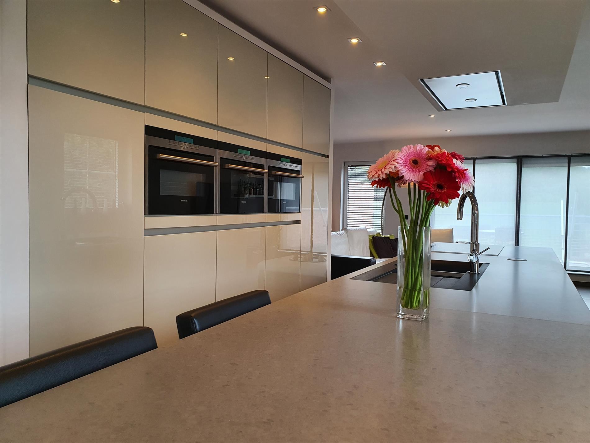 Appartement met 2 slaapkamers, ruim terras en autostaanplaats te OLV Olen ! - foto 3