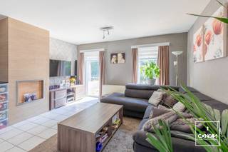 Deze licht op te frissen, ruime woning met<strong> vijf slaapkamers </strong>is gelegen in een <strong>doodlopende straat</strong> te Wondelgem in de nabijheid van verschillende uitvalswegen zoals de R4 en N9. In de buurt vindt u winkels, supermarkten, scholen, sportaccommodaties, openbaar vervoer en fietsroutes die u rechtstreeks tot in het centrum van Gent brengen. <strong>De totale perceeloppervlakte bedraagt 1028 m².</strong><br /><br />De woning bestaat uit een inkomhal, een apart toilet, een woonkamer met zit- en eethoek, een keuken met aanpalende bergruimte, drie gelijkvloerse slaapkamers en een badkamer. Op de verdieping vindt u nog een ruime badkamer met mogelijkheid tot het indelen van verschillende (slaap)kamers. Rondom de woning geniet u van een grote tuin voorzien van oprit, terras en ruime inpandige garage. Tenslotte is er ook nog een sauna waarvan u heerlijk kan genieten.<br /><br />Troeven: rustige ligging, <strong>grote tuin </strong>en <strong>ruime woning</strong><br /><br />Wenst u deze instapklare gezinswoning te bezoeken? Contacteer Yasmin via een online aanvraag of via yasmin@convas.be (met vermelding van uw telefoonnummer)