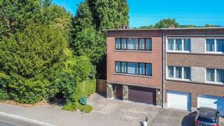 Een tijdloze, instapklare, lichtrijke en ruime bel-etage driegevel dokterswoning, <br />met oa. 3 grote slaapkamers, garage met sectionale poort + oprit/parking, terras en tuin. Ideaal voor vrij beroep of groot gezin. Rustig gelegen nabij alle faciliteiten, invalswegen en station.<br /><br />Op het gelijkvloers: inkomhal, garage met sectionale poort (31.02m²), bureelkamer (20.98m²), berging, toilet;<br />Op de eerste verdieping: overloop, zeer ruime woonkamer met open ingerichte leefkeuken (81.44m² - verlek, kookplaat, dampkap, oven, vaatwasser, frigo, diepvriezer) en aanpalend terras;<br />Op de tweede verdieping: nachthal met toilet, master bedroom (26.00m²), slaapkamers 2 & 3 (18.50 / 16.50m²) badkamer (wastafel met meubel, douche);<br />Verder: oprit voor 2 wagens/parking, ruim terras en aangenaam verzorgde tuin.<br /><br />Buitenschrijnwerk PVC dubbele beglazing + hout enkele beglazing - Verwarming / koeling via aircowarmtepompen + Centrale verwarming op mazout (condensatieketel-Viesmann-2019)<br />EPC: 393 Kwh/m² (label D: geen renovatieplicht!) - UC: 3933467<br />Perceeloppervlakte: 2a 40ca - kadastraal inkomen: 2.151 EUR<br />Nutsvoorzieningen: centraal stofzuigsysteem<br />Vrij bij akte.<br /><br />Stedenbouwkundige inlichtingen aangevraagd.