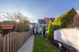 Kwalitatief gerenoveerde woning met 2 slaapkamers, terras en tuin, gelegen in het centrum van Lier op enkele minuten van winkels, scholen,...