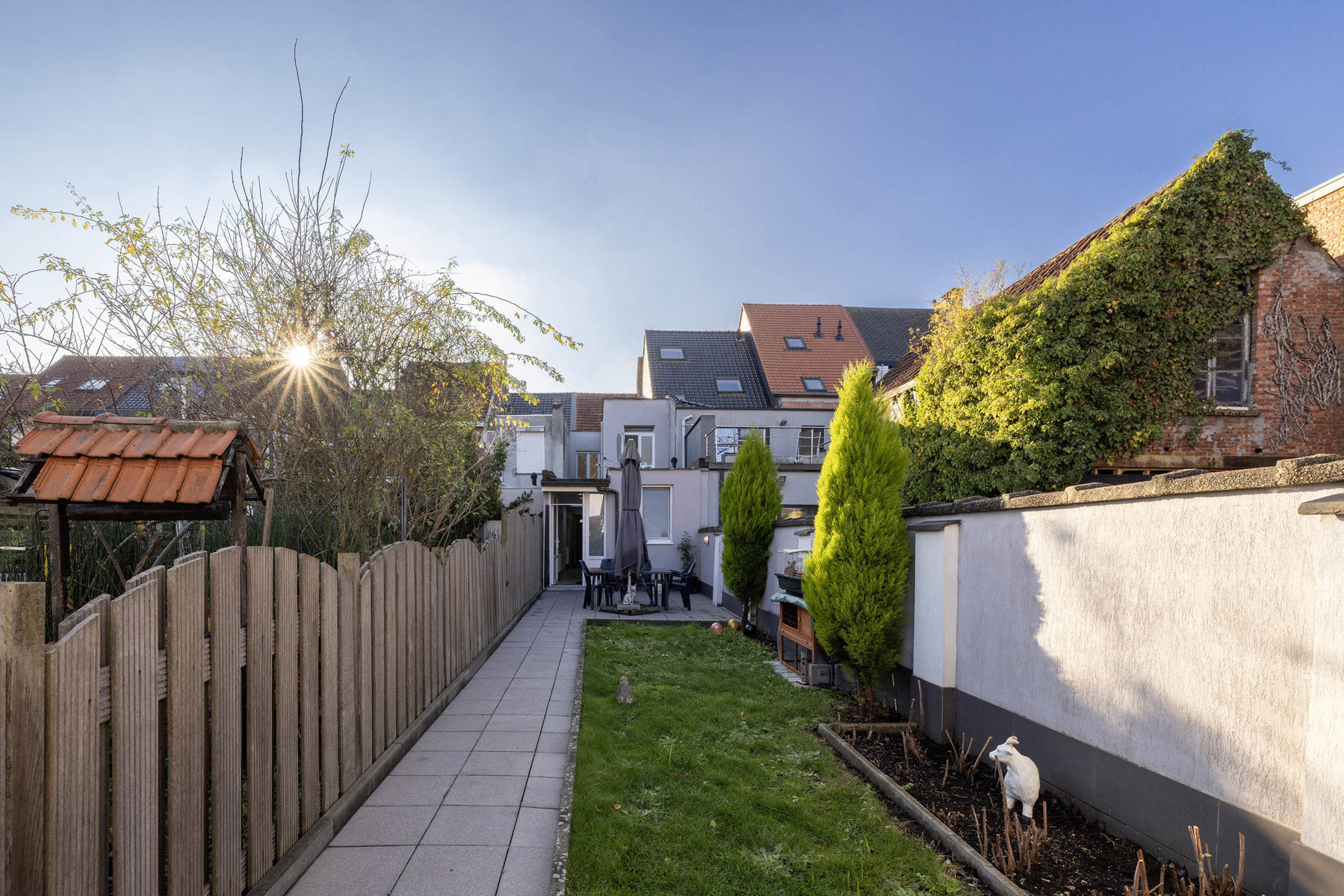 Gerenoveerde woning met 2 slpk, terras met tuin en bijgebouw - foto 1