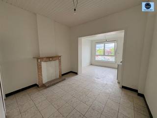 <p><span>ZEER LEUKE GERENOVEERDE WONING MET 4 KAMERS</span></p><p><span>Richtprijs 225.000 euro</span></p><p><span> </span></p><p><span>Zeer leuke gerenoveerde woning in centrum Geraardsbergen met 4 kamers en stadstuintje.</span></p><p><span>Op de gelijkvloerseverdieping is er een slaapkamer/bureel, living met openkeuken en toilet.</span></p><p><span>Op de 1ste verdieping is er 1 kamer en een prachtige badkamer.</span></p><p><span>Op de 2de verdieping zijn er nog 2 kamers waarvan 1 met een mezzanine ( super voor de kinderen).</span></p><p><span>TROEVEN : - Zeer gunstig Epc B attest.</span></p><p><span>                      - Elektrische keuring is conform AREI.</span></p><p><span>                      - Warmtepomp.</span></p><p><span>                      - Hoofddak vernieuwd.</span></p><p><span>TOPPER!!!</span></p><p><span> </span></p><p><span>Voor meer info of bezoek bel 0475/51.40.73 of mail naar sven@svena.be</span></p><p><span> </span></p><p><span>Deze gegevens zijn louter informatief en wij kunnen niet aansprakelijk gesteld worden voor eventuele onjuistheden. </span></p><p><span>De bewoonbare oppervlakte is slechts indicatief.</span></p><p><span> </span></p>