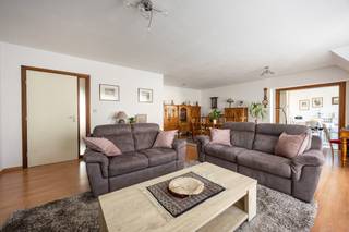 Instapklaar, netjes onderhouden duplexappartement van maar liefst 189m², op de vierde verdieping, met o.a. 3 slaapkamers, 2 badkamers en...