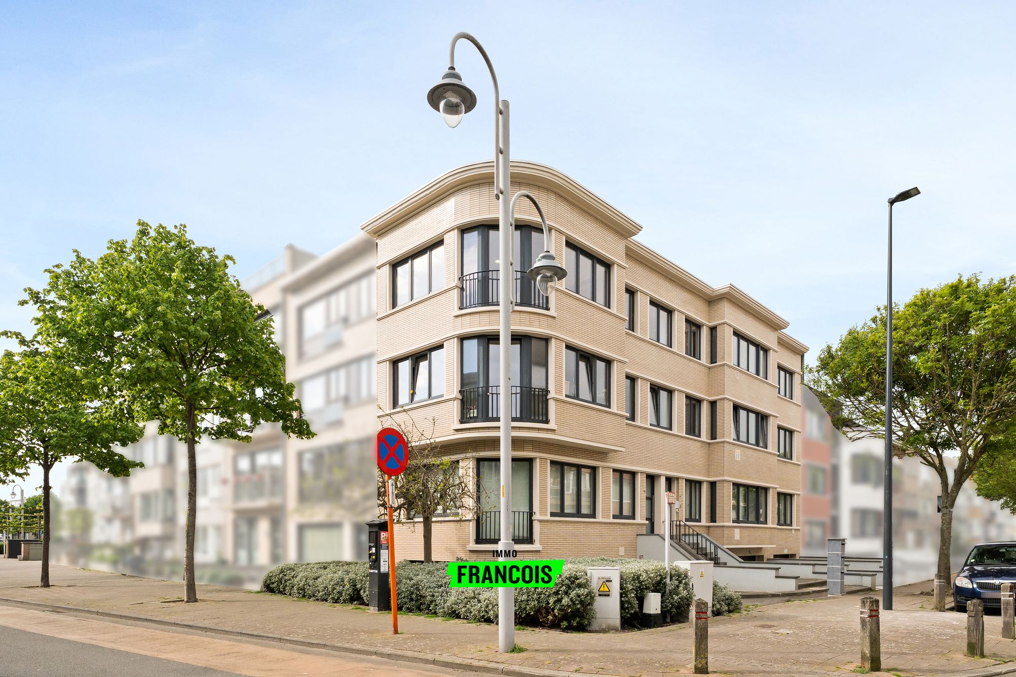 Instapklaar opbrengsteigendom met 3 gerenoveerde appartementen en 3 grote garages in Blankenberge - foto 1