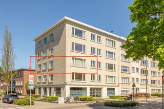 Dit op te frissen charme-appartement is groot en licht en bevindt zich op op de tweede verdieping van een zeer verzorgd gebouw.<br /><br />Het omvat een hal, een riante living, een keuken, een grote badkamer met ligbad, een apart toilet, 2 volwaardige slaapkamers, een terras, een kelder en eventueel een garage.<br /><br />LOCATIE LOCATIE LOCATIE<br />Gelegen vlakbij belangrijke invalswegen zoals de A12 en de E19, met vlotte verbindingen naar Antwerpen, Brussel, Gent en Breda. Scholen, winkels, openbaar vervoer en het centrum van Antwerpen bevinden zich in de onmiddellijke omgeving.<br /><br />TROEVEN :<br />- Hoekappartement. Hier valt licht overvloedig binnen.<br />- Grote ruimtes. Het appartement is maar liefst 112 m2 groot.<br />- Sterke basis met renovatiepotentieel.<br />- Karaktervol.<br />- Asbestveilig.<br />- PVC-ramen met dubbele beglazing.<br />- TOPLOCATIE.<br />- EPC-score C, dit betekent dat het appartement energiezuinig is.<br />- Geen renovatieverplichting.<br /><br />De garage kan aangekocht worden voor 27.000 euro.<br /><br />Zie jij je wel wonen in dit lichtrijk appartement ? Bel Sven 0477/31.99.93 voor meer info of een afspraak.<br /><br />Bron oppervlakte : EPC-attest.