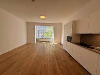 Quares - TREVI Groep presenteert :<br />Ontdek dit prachtig volledig gerenoveerde 1-slaapkamerappartement, ideaal gelegen op de levendige Turnhoutsebaan. Het appartement werd afgewerkt met kwalitatieve materialen en combineert modern comfort met stedelijk wonen.<br /><br />De woning beschikt over een lichtrijke leefruimte, een volledig uitgeruste keuken, een ruime slaapkamer en een hedendaagse badkamer. Dankzij de recente renovatie geniet u van een instapklaar appartement met een energiezuinige en stijlvolle afwerking.<br /><br />Gelegen in een bruisende buurt met winkels, openbaar vervoer en alle voorzieningen op wandelafstand, is dit appartement ideaal voor wie comfortabel in de stad wil wonen.