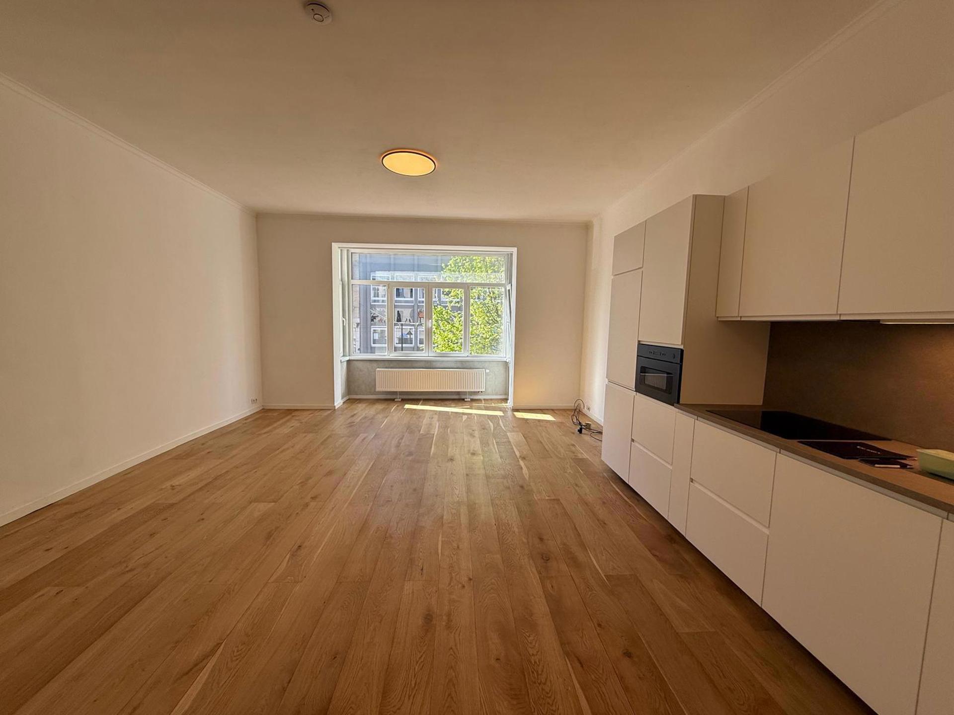 Volledig gerenoveerd 1-slaapkamerappartement - foto 2