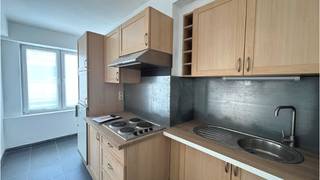 <strong>Comfortabel 2-slaapkamerappartement </strong>op een uitstekende ligging in de <strong>Godveerdegemstraat </strong>vlakbij het centrum van <strong>Zottegem</strong>.<br />De centrale ligging voorziet in een vlotte bereikbaarheid naar winkels, scholen, het station, ziekenhuis ( AZ Sint-Elisabeth ), horeca, sportinfrastructuur en de Bevegemse Vijvers (o.a. zwembad)!<br />+ Energielabel B! <br />+ Zeer goede mobiscore 8,8 op 10!<br /><br />Omvat een inkom, leefruimte, keuken, 2 slaapkamers, badkamer met ligbad.<br />Kosten : + 50 euro / maand voorschot waterverbruik<br />#leukwonen #zottegem<br /><br />Beschikbaar onmiddellijk vrij !