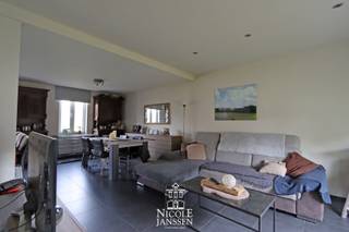 Ontdek deze ruime halfvrijstaande woning met vier slaapkamers, een gezellige tuin met tuinberging en inpandige garage in Opitter.De woning is gelegen...