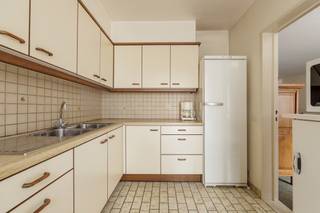 <p>Ruim appartement op de tweede verdieping met drie slaapkamers, terras en twee bovengrondse garageboxen. Gelegen te hartje centrum Geel. EPC: label B</p>
<p><strong>Ligging:</strong> centraal gelegen appartement in het centrum van Geel, met winkels, scholen, horeca en openbaar vervoer op wandelafstand. Vlotte verbinding naar omliggende gemeenten en invalswegen.</p>
<p><strong>Indeling:</strong> inkomhal, badkamer, leefruimte/eetkamer, keuken, berging, apart toilet, 3 slaapkamers, terras/balkon, garageboxen</p>
<p><strong>Omschrijving: </strong>bij het betreden van het appartement komt u binnen in een ruime inkomhal met ingemaakte kasten. De inkomhal geeft toegang tot de verschillende ruimtes. Van hieruit kan u doorlopen naar de woonkamer met zit- en eetgedeelte, die dankzij de oppervlakte een comfortabele en open leefruimte voorziet.</p>
<p>Aansluitend bevindt zich de keuken, die praktisch is ingericht en voorzien is van onder andere een oven en een elektrische kookplaat. Vanuit de keuken kunt u op het balkon aan de straatzijde.</p>
<p>Verder biedt de inkomhal toegang tot de badkamer met ligbad, een wasplaats, evenals tot drie slaapkamers. De kamers zijn ruim, waarbij één slaapkamer toegang geeft tot het terras/balkon en 2 kamers van ingemaakte kasten zijn voorzien. <br />Daarnaast is er een apart toilet.</p>
<p>Het appartement beschikt bovendien over twee bovengrondse garageboxen.</p>
<p>Dankzij de centrale ligging bevinden winkels, scholen en openbaar vervoer zich op wandelafstand.</p>
<p><em>Bijzondere informatieplicht: in aanvraag.</em></p>