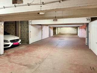 In Residentie Binnenhof, gelegen op verdieping -2, in het midden van het Leuvense stadscentrum, hebben we deze afgesloten parkingbox (nummer 196) te huur.<br /><br />De parking is zeer gemakkelijk te bereiken, zowel vanuit de stad zelf, als van buiten de stad via de stadsring.<br /><br />De box kan worden afgesloten en is onmiddellijk beschikbaar. De huurprijs bedraagt 110 euro per maand.<br /><br />Contacteer ons gerust voor meer info.