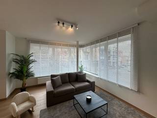 Dit recente appartement (gebouw van 2020) met één slaapkamer geniet van een centrale ligging in Knokke en biedt een aangename combinatie van comfort, licht en rust. Dankzij de mooie lichtinval baadt de leefruimte in natuurlijk daglicht. Het appartement beschikt over één slaapkamer, een badkamer met douche, een afzonderlijk toilet en een praktische berging. Daarnaast is er een gemeenschappelijke fietsenberging aanwezig en is een garage inbegrepen in de huurprijs. Het appartement bevindt zich in een kleinschalig en bijzonder rustig gebouw, ideaal voor wie comfortabel wil wonen op een centrale locatie in Knokke. De huurprijs bedraagt € 990 per maand, vermeerderd met € 80 algemene onkosten per maand.