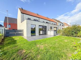 🏠 Découvrez votre nouvelle maison pendant le week-end des JOURNÉES PORTES OUVERTES !<br />📅 Samedi 21 mars ⏰ 15h30 à 17h<br />📌 Accès libre – PAS besoin de rendez-vous<br />📞 Vous souhaitez visiter la maison avant ? Appelez-nous au ☎️ 055 30 92 90<br /><br />MAISON MITOYENNE PRÊTE À EMMÉNAGER ET ÉCONOMIQUE EN ÉNERGIE dans une RUE CALME à Eine, commune d'Audenarde. La maison bénéficie d'un EMPLACEMENT TRÈS AVANTAGEUX et se trouve à PROXIMITÉ des transports en commun, des commerces, des écoles et des axes routiers (N60). La maison a été construite avec des MATÉRIAUX DURABLES. Ceci, combiné à l'AGENCEMENT PRATIQUE ET SPACIEUX et à l'étiquette EPC A ÉCONOMIQUE EN ÉNERGIE, garantit un CONFORT DE VIE OPTIMAL !<br />La disposition est la suivante : depuis le hall d'entrée avec toilettes pour invités, vous accédez au salon spacieux et lumineux avec cuisine ouverte équipée et débarras pratique. Au 1er étage, le couloir donne accès à 2 chambres à coucher et à une salle de bains équipée. Au 2e étage, vous trouverez une 3e chambre à coucher et un GRAND GRENIER.<br />À l'extérieur, cette maison dispose d'un jardin agréable avec terrasse et allée. Un ABRI EXTÉRIEUR est également prévu pour les vélos et le matériel de jardinage.<br /><br />Adresse : Pater Ruyffelaertstraat 9 à Audenarde.<br /><br />PEB : 71,11 kWh/m², score G et score P A, aucune obligation de rénovation applicable.