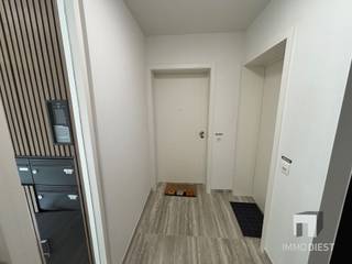 <p><span>Gelijkvloers appartement van 74,5m2 met twee slaapkamers in het hartje van Tessenderlo heeft volgend troeven:<br />Alles op wandelafstand: scholen, winkels, openbaar vervoer,...</span></p><p><span>- Gelijkvloers </span></p><p><span>- Woonkamer met openkeuken </span></p><p><span>- Twee slaapkamers </span></p><p><span>- Badkamer</span></p><p><span>- Gezellige terras </span></p><p><span>- Berging</span></p><p><span>- Kelderberging (nr.7)</span></p><p><span>- Ondergrondse autostaanplaats (nr. 7)</span></p><p><span>- Lift aanwezig</span></p><p><span>+ Alle nutsmeters (gas, elektriciteit, water) zijn individueel;</span></p><p><span>Huurprijs bedraagt €1050,00 + de gemeenschappelijke kosten €80,00</span></p><p><span>Wenst u dit pand te bezoeken? Dat kan!</span></p><p><span>Vraag dan zeker uw bezoek aan op onze website www.immodiest.be -> Te huur -> "Gerhagenstraat 8" -> Oranje knop "Vraag uw bezoek aan" en vul je gegevens in. </span></p><p><span>Van zodra wij deze ontvangen hebben nemen wij met u contact op.</span></p><p><span> </span></p>