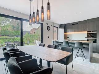 In het centrum van Brecht op wandelafstand van winkels, openbaar vervoer, scholen, restaurants, oprit vind je dit prachtig afgewerkte luxe...