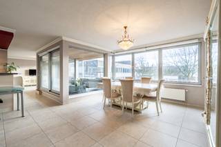 Op een toplocatie, <strong>pal in het centrum </strong>van Ingelmunster en op <strong>amper 50 meter van de markt</strong>, bevindt zich dit verrassend ruime en uitstekend onderhouden appartement. Winkels, horeca, openbaar vervoer en alle dagelijkse voorzieningen liggen op wandelafstand, waardoor u geniet van een uiterst comfortabele woonomgeving.<br />Via de inkomhal, voorzien van een gastentoilet, bereikt u een eerste slaapkamer die ook perfect dienst kan doen als bureau of hobbyruimte.<br />De <strong>lichtrijke leefruim</strong>te met eetplaats sluit naadloos aan op de<strong> volledig ingerichte keuken</strong>. Dankzij de g<strong>rote raampartijen</strong> baadt deze ruimte in natuurlijk licht en geniet u van een aangenaam open gevoel. Aansluitend bevindt zich een <strong>praktische berging, ideaal voor extra opslag en huishoudelijke voorzieningen.</strong><br />Vanuit de leefruimte heeft u rechtstreeks toegang tot <strong>de ruime, gezellige patio met terras.</strong> Deze private buitenruimte vormt een echte meerwaarde en biedt alle rust om te ontspannen of gezellig te tafelen, ondanks de centrale ligging.<br />De nachthal leidt naar de verzorgde badkamer, uitgerust met een douche en een stijlvol lavabomeubel. Daarnaast is er een tweede afzonderlijk toilet aanwezig. Verder beschikt het appartement over nog twee ruime slaapkamers die garant staan voor optimaal wooncomfort.<br />Dit instapklare appartement combineert een uitstekende <strong>centrale ligging</strong> met een doordachte indeling,<strong> ruime leefvolumes</strong> en een<strong> unieke buitenruimte.</strong> Een ideale woonst voor wie comfortabel en centraal wil wonen zonder in te boeten aan rust en kwaliteit.<br />Wenst u graag een bezoekje neem dan contact op, op het nummer 0476 356043