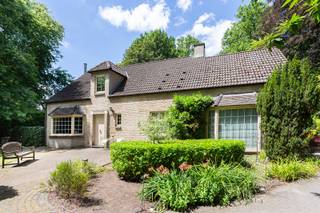 In de rustige en groene Sint-Amelbergalei in Schoten bevindt zich deze charmante vrijstaande woning op een uitzonderlijk perceel van 2.180 m². Hier woont u midden in het groen, met een grote tuin en een bosrijk gevoel achteraan. De woning biedt ca. 217 m² bewoonbare oppervlakte, vier slaapkamers, een ruime leefruimte met veel lichtinval en zicht op de tuin, een praktische keuken met potentieel tot open leefkeuken, extra werk- of hobbyruimte en een zolder. De grote tuin met tuinhuis en overdekte buitenruimte nodigt uit tot ontspannen, spelen en genieten in alle privacy. Dankzij de solide basis, domotica en reeds uitgevoerde energetische verbeteringen is dit een warme gezinswoning met veel mogelijkheden.