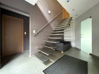 Centraal gelegen gemeubelde kantoorruimte met buitenruimte nabij Aalst. Deze kantoorruimte is gelegen in een straat met voldoende...