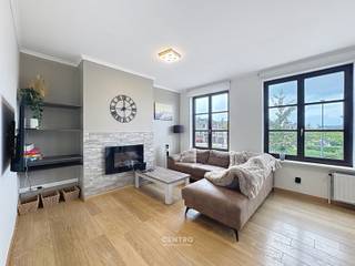 Interessant appartement, die tevens zeer geschikt is als opbrengsteigendom op wandelafstand van de Zee, het openbaar vervoer en vlakbij een parkje!<br /><br /><strong>INDELING:<br /><u><em>Eerste verdieping:</em></u></strong><br />Inkomhal met vestiaire - RUIME living met ingerichte vernieuwde open keuken (o.a. met fornuis, dampkap, microgolfoven, koelkast én diepvries) - afzonderlijk gastentoilet - badkamer (O.a. met recent lavabomeubel, ligbad met geïntegreerde douche en voorzieningen voor wasmachine) - 2 RUIME slaapkamers - berging!<br /><br /><u><strong>Opmerkingen:</strong></u><br />- Recente hoogrendementsketel op aardgas.<br />- DUBBELE beglazing.<br />- Mogelijkheid tot overname meubilair!<br />- Elektriciteit volledig GOEDgekeurd!<br />- Epc = 227 kWh/m2 (Opgemaakt VOOR plaatsing nieuwe CV).<br />- GEEN SYNDICUS = Weinig gemeenschappelijke kosten!<br />- Parkeergelegenheid in de buurt.<br /><br />Het appartement wordt momenteel verhuurd als vakantie-appartement (GOEIE bezetting), waardoor u een mooi RENDEMENT kan verkrijgen! Uiteraard ook zeer geschikt als hoofdverblijf! Goed gelegen: Op wandelafstand van de zee, winkels, scholen, openbaar vervoer, sportaccommodatie... Aarzel zeker niet om ons te contacteren voor verdere info en/of een bezoek ter plaatse: 050/70.01.02 - info@centro.be.