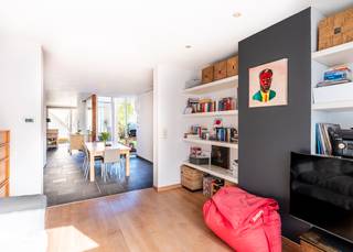 <p>In het hart van De Haan, rustig gelegen en toch op enkele minuten van zee, bevindt zich deze karaktervolle woning die veel meer is dan een klassieke gezinswoning.</p><p>Achter de charmante gevel schuilt een verrassend lichtrijke woning die tussen 2004 en 2005 volledig werd gerenoveerd onder begeleiding van een architect. Alle technieken werden vernieuwd en er werd vooruit gedacht richting energiezuinigheid — vandaag vertaalt zich dat in een mooi <u>EPC-label B.</u></p><p>Binnenkomen voelt meteen juist. De leefruimte heeft een perfecte lichtinval en de open keuken vormt het kloppend hart van de woning. Wonen, koken, werken en ontspannen vloeien hier moeiteloos in elkaar over, zonder in te boeten aan ruimte of gezelligheid.</p><p>De zuidoost gerichte tuin maakt het plaatje compleet: zon, rust en privacy, van ’s middags tot ’s avonds. De inpandige garage biedt de perfecte ruimte voor berging, technische installaties en een handige werkplaats</p><p>Op de <u>eerste verdieping</u> vind je een ruime badkamer met alle comfort en een master bedroom met dressing en ingemaakte kasten. Twee volwaardige slaapkamers en een praktische berging zorgen ervoor dat deze woning perfect werkt voor een gezin.</p><p>Maar hier stopt het verhaal niet.</p><p>De woning beschikt over een <u>volledig vergund appartement op de tweede verdieping</u>, momenteel verhuurd aan een correcte huurder. Ideaal voor wie wil investeren zonder zorgen, of flexibel wil omgaan met wonen en verhuren.Met 8 zonnepanelen, een conformiteitsattest en een indeling die verschillende pistes toelaat, biedt deze eigendom uitzonderlijke mogelijkheden:</p><ul><li><p>wonen én een extra inkomen genereren</p></li><li><p>kangoeroewonen of zorgwonen</p></li><li><p>één grote gezinswoning creëren</p></li><li><p>of inspelen op vakantieverhuur aan de kust</p></li></ul><p>Of je nu op zoek bent naar een warme thuis of een slimme investering met rendement: dit is een pand dat beide perfect combineert.</p><p><strong>Zulke opportuniteiten op deze ligging zijn zeldzaam.</strong></p><p></p>