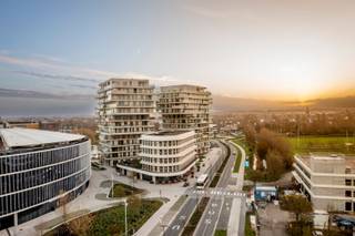 In hartje Waregem, vlakbij de commerciële stadskern vinden we dit exclusief appartement terug, gelegen op de 11de verdieping van de...