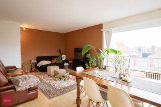 Gelegen op de 2e verdieping, bestaande uit inkomhal, ruime lichtrijke living met eetplaats, keuken, berging, 2 slaapkamers, badkamer en...