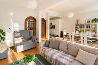 <p><strong>Sint-Gillis, nabij het Stefaniaplein en de prestigieuze Louizalaan, vlot bereikbaar met het openbaar vervoer en dicht bij winkels, mooi appartement van ±91 m² gelegen op de 4de verdieping bestaande uit een inkomhal, een ruime woonkamer van ±27,5 m² met volledig uitgeruste open keuken (oven, kookplaat, dampkap, koelkast/diepvries, vaatwasser), een wasruimte, een badkamer (ligbad, toilet, dubbele wastafel), een slaapkamer van ±9 m², een slaapkamer van ±11,5 m². Kelder aanwezig. Voorziening voor lasten van 190€/maand (warm water – verwarming – gemeenschappelijke kosten). EPC-score: E-. Beschikbaar vanaf 01/12/2026. Oppervlaktes indicatief.</strong></p>
<p><u>Op de 4<sup>e</sup> verdieping</u>:</p>
<ul>
<li>Entree</li>
<li>Woonkamer van ±27,5 m² (5,7 x 4,8)</li>
<li>Volledig ingerichte keuken (oven, kookplaten, afzuigkap, koelkast/vriezer, vaatwasser)</li>
<li>Wasruimte met aansluiting voor wasmachine</li>
<li>Slaapkamer van ±9 m² (2,6 x 3,3)</li>
<li>Slaapkamer van ±11,5 m² (2,8 x 4)</li>
<li>Badkamer (bad/douche, toilet, dubbele wastafels)</li>
</ul>
<p></p>
<p>Kelder</p>