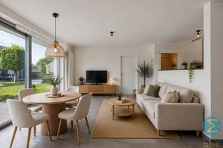 <p><strong>Instapklaar gelijkvloers appartement met ruim terras, autostaanplaats en kelderberging</strong></p>
<p>Comfortabel wonen op een praktische locatie? Dit verzorgde gelijkvloerse appartement combineert een doordachte indeling met alle hedendaagse wooncomfort en vormt de ideale thuisbasis voor zowel starters, alleenstaanden als senioren.</p>
<p>Bij het binnenkomen wordt u verwelkomd in de aangename leefruimte met open ingerichte keuken. De grote raampartijen zorgen voor een mooie lichtinval en creëren een ruimtelijk gevoel. Aansluitend bevindt zich een praktische berging met de cv-installatie en extra opbergruimte.</p>
<p>Het appartement beschikt over een ruime slaapkamer en een volledig uitgeruste badkamer voorzien van een lavabomeubel, ligbad en afzonderlijke douche. Daarnaast is er een apart gastentoilet aanwezig.</p>
<p>Het royale terras ligt aan de voorzijde van het appartement.</p>
<p>Ook aan praktisch comfort werd gedacht met een privatieve kelderberging, een ondergrondse autostaanplaats en een lift in het gebouw.</p>
<p>Met een bewoonbare oppervlakte van circa 60 m² biedt dit appartement een uitstekende combinatie van comfort, onderhoudsgemak en functionaliteit. Bovendien vormt het dankzij de aantrekkelijke indeling en beperkte onderhoudskosten eveneens een interessante investering voor verhuur.</p>
<p><strong>Troeven</strong></p>
<p>✔ Gelijkvloers appartement<br />✔ Bewoonbare oppervlakte ca. 60 m²<br />✔ Lichtrijke leefruimte met open keuken<br />✔ Ruime slaapkamer<br />✔ Badkamer met ligbad en douche<br />✔ Apart toilet<br />✔ Praktische berging<br />✔ Ruim zonnig terras<br />✔ Ondergrondse autostaanplaats inbegrepen<br />✔ Privatieve kelderberging<br />✔ Lift aanwezig<br />✔ Interessant als eigen woonst én als investering</p>
<p><strong>Bent u op zoek naar een comfortabel appartement waar u meteen kunt intrekken? Contacteer ons vandaag nog voor een bezoek ter plaatse.</strong></p>