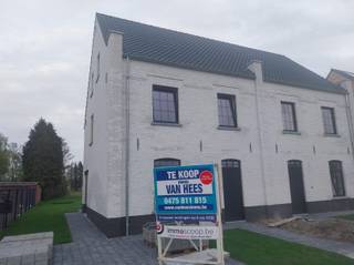 <p><span>Prachtige nieuwbouwwoning van 190 m² op zuid-oost gerichte grond (500 m²)</span></p><p><span>Ontdek deze stijlvolle, energiezuinige woning in lichte gevelsteen met zwarte pannen en strakke zwarte PVC-ramen – een moderne uitstraling in een rustige, groene omgeving.</span></p><p><span>De woning is goed gelegen, ideaal voor wie op zoek is naar rust, ruimte en comfort in een halfopen bebouwing.</span></p><p><span>Indeling</span></p><ul><li><span>Gelijkvloers (70 m²):</span></li><li><span>Inkomhal met apart toilet</span></li><li><span>Ruime, lichtrijke leefruimte van 43 m²</span></li><li><span>Luxe open keuken met kwalitatieve afwerking</span></li><li><span>Aparte berging/wasplaats</span></li><li><span>Verdieping (70 m²):</span></li></ul><p><span>Nachthal</span></p><ul><li><span>Drie ruime slaapkamers</span></li><li><span>Luxe badkamer met ligbad, inloopdouche, dubbel lavabomeubel en apart toilet</span></li></ul><p><span>Zolderverdieping:</span></p><ul><li><span>Overloop, technische ruimte</span></li><li><span>Mogelijkheid tot één grote of twee extra slaapkamers → in totaal vijf slaapkamers, ideaal voor een groot gezin!</span></li></ul><p><span>Comfort & Afwerking</span></p><p><span>Verwarming via warmtepomp, ook voorzien op de slaapkamers</span></p><p><span>Volledig afgewerkte woning – instapklaar bij oplevering</span></p><p><span>De tuin wordt ingezaaid, en de oprit en een terras van 15m² worden eveneens aangelegd.</span></p><p><span>U kan ook in onze modelwoning te Mol een bezoek brengen. Bel 0475 245013.</span></p><p><span> </span></p><p><span> </span></p>
