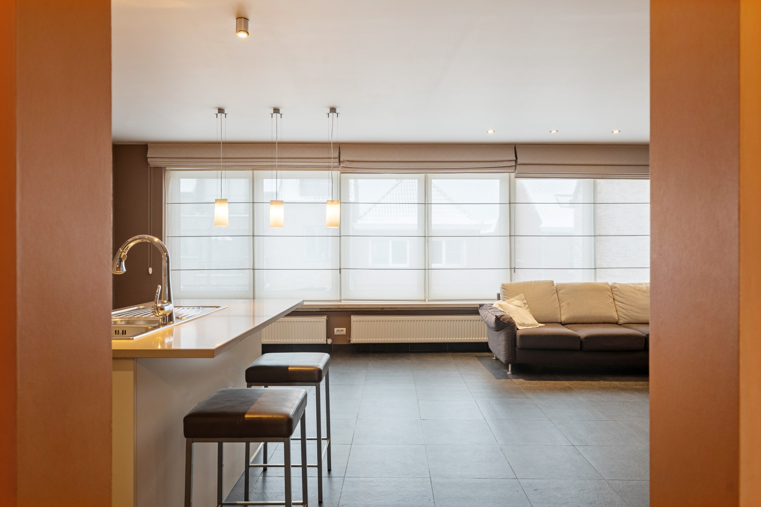 Maison avec commerce, jardin et grande terrasse. - photo 2