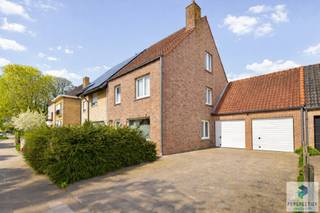 Deze verrassend ruime gezinswoning met grote tuin op 475m² is centraal gelegen, vlakbij het centrum van Assebroek. De bewoonbare oppervlakte...
