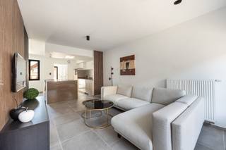 <p><span>Gelegen aan de Markt van Meerhout, in de Veldstraat, geniet dit volledig vernieuwde duplex appartement met handelspand van een uitstekende centrale ligging. Winkels, horeca, scholen en openbaar vervoer bevinden zich op wandelafstand, terwijl de vlotte bereikbaarheid deze eigendom ideaal maakt voor wie comfortabel wil wonen met ruimte voor een zelfstandige activiteit.<br /><br />Zowel het appartement als het handelspand hebben aparte bus nummers, meters en ingangen. Opsplitsen is hier dus mogelijk wat interessant kan zijn als investering!<br /></span></p>
<p><span>Het duplex appartement verwelkomt u op de eerste verdieping met een lichtrijke leef- en eetruimte en een volledig uitgeruste open keuken. Verder vindt u een apart toilet, een praktische berging en toegang tot het zonnige terras van 8 m². Op de tweede verdieping bevinden zich twee volwaardige slaapkamers van ca. 10,5 m² en 13,5 m² en een badkamer met douche. De opbergzolder biedt extra bergruimte. Op het gelijkvloers bevindt zich een verzorgd handelspand van ca. 60 m², uitgerust met ingemaakte kasten, een apart toilet, een douche en een eigen buitenruimte. De aanwezige voorzieningen voor airco's dragen bij aan een aangenaam woon- en werkcomfort.</span></p>
<p><span>Met een EPC-label A is deze eigendom energiezuinig en geldt er geen renovatieverplichting. Dankzij de volledige renovatie in 2025 is zowel het appartement als het handelspand volledig instapklaar.</span></p>
<p><span>• Duplex appartement met 2 slaapkamers</span><br /><span>• Handelspand van ca. 60 m² op het gelijkvloers</span><br /><span>• Volledig vernieuwd in 2025</span><br /><span>• EPC-label A, geen renovatieverplichting</span><br /><span>• Terras en extra buitenruimte</span><br /><span>• Voorzieningen voor airco's aanwezig</span><br /><span>• Centrale ligging aan de Markt van Meerhout</span></p>