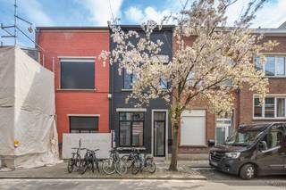 Deze centraal gelegen woning onderging in 2020 een totaalrenovatie! Van nieuwe ramen met driedubbel glas en rolluiken tot en met de keuken,...