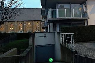 Ruime gesloten garagebox op ondergronds niveau (in kleine residentie), vlot toegankelijk, die plaats kan bieden aan SUV, , met daarnaast nog...