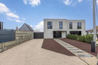 Deze quasi-nieuwbouwwoning (2024) combineert hedendaags comfort met energiezuinigheid en degelijkheid.Ze biedt drie volwaardige slaapkamers en is...