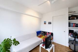 <p><strong>ELSENE – Ideaal gelegen op een steenworp van de Vijvers van Elsene en het bruisende Flageyplein, in de directe nabijheid van winkels, restaurants en openbaar vervoer, studio met slaaphoek van ±35m² bewoonbare oppervlakte gelegen op de 3e verdieping. De studio bestaat uit een inkomhal, een lichte woonkamer van ±13,5m², een halfopen volledig uitgeruste keuken (oven, kookplaat, dampkap, koelkast/vriezer, microgolfoven, vaatwasser, wasmachine), een aangename slaaphoek van ±5m² en een douchekamer (douche, wastafel, toilet). Provisie voor lasten van € 200/maand (koud water, warm water, verwarming, gemeenschappelijke delen). EPC G*! Beschikbaar vanaf 01/11/26. Afmetingen worden ter indicatie gegeven.</strong></p>
<p></p>
<p><u>Op de 3<sup>e</sup> verdieping:</u></p>
<ul>
<li>Inkomhal</li>
<li>Woonkamer van ±13,5m² (3,77 x 3,4)</li>
<li>Halfopen keuken naar de leefruimte (oven, kookplaat, dampkap, koelkast/vriezer, microgolfoven, vaatwasser, wasmachine)</li>
<li>Slaaphoek van ±5m² (2,2 x 2,25)</li>
<li>Douchekamer (douche, wastafel, toilet)</li>
</ul>