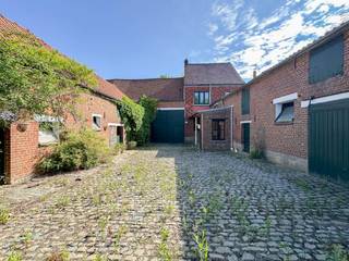 <br /><br />TE RENOVEREN HOEVE met STAL (70M² - uit BETON), BIJGEBOUWEN en HANGAAR op ca. 13,5 are in het pittoreske Parike (Brakel), midden in de Vlaamse Ardennen. Deze KARAKTERVOLLE eigendom biedt een WOONHUIS MET POTENTIEEL VOOR 4 À 5 SLAAPKAMERS, diverse STALLINGEN EN BIJGEBOUWEN (in totaal ca. 285 m²), én een HANGAAR VAN 100 M² die perfect dienst kan doen als OPSLAGRUIMTE, ATELIER of WERKRUIMTE. Dankzij de LANDELIJKE LIGGING en de ZICHTLOCATIE is dit een uitstekende kans om WONEN EN EEN ZELFSTANDIGE ACTIVITEIT te combineren. De CHARMANTE KOER en DIEPE TUIN bieden een RUSTGEVEND UITZICHT op de omliggende heuvels. Ideaal voor wie houdt van het BUITENLEVEN, DIEREN WIL HOUDEN of een HOBBYBOERDERIJ ambieert. De STRUCTUUR VAN DE HOEVE leent zich perfect voor CREATIEVE RENOVATIEPROJECTEN en WOONUITBREIDING. Met zijn GUNSTIGE LIGGING nabij Brakel en Geraardsbergen combineert deze eigendom RUST MET BEREIKBAARHEID.<br /><br />!Mogelijkheid voor EXTRA WEIDE / TUIN aan te kopen!<br /><br />Adres: Steenweg 72 te Parike (Brakel)<br /><br />Renovatieplicht van toepassing; P-score: D, G-score: D