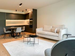 Dit lichtrijk appartement (1e verdieping) in residentie Southsquare bevindt zich op een toplocatie aan het Zuid. Dankzij de uitstekende bereikbaarheid en de onmiddellijke nabijheid van het stadscentrum geniet u van comfort en de stedelijke dynamiek. De bewoonbare oppervlakte bedraagt maar liefst 94 m².<br /><br />U betreedt het appartement via een ruime inkomhal, voorzien van een gastentoilet en een aparte berging. Bij het binnenkomen ervaart u meteen de openheid gekenmerkt door een ruime, lichtrijke leef- en eetruimte. De grote raampartijen zorgen voor een overvloed aan natuurlijke lichtinval waardoor een ruim gevoel gecreëerd wordt. De open, volledig uitgeruste keuken is voorzien van alle moderne apparatuur en vormt een harmonieus geheel met de leefruimte. Vanuit de woonkamer heeft u toegang tot een rustig, zuidgericht terras – een ideale plek om te ontspannen.<br />Het appartement beschikt over twee volwaardige slaapkamers, elk met een eigen badkamer, wat zorgt voor extra comfort en privacy.<br /><br />Huurprijs appartement € 1.500/maand - gemeenschappelijke kosten € 100/maand - inpandige garage + afgesloten berging aan € 125/maand.<br /><br />Troeven:<br />•Kwalitatieve afwerking<br />•Zuidgericht terras<br />•Lichtrijke en open indeling<br />•Twee slaapkamers met elk een eigen badkamer<br />•Centrale ligging nabij het centrum en het openbaar vervoer<br /><br />Kortom, een instapklaar appartement met alle hedendaags comfort op een unieke locatie.