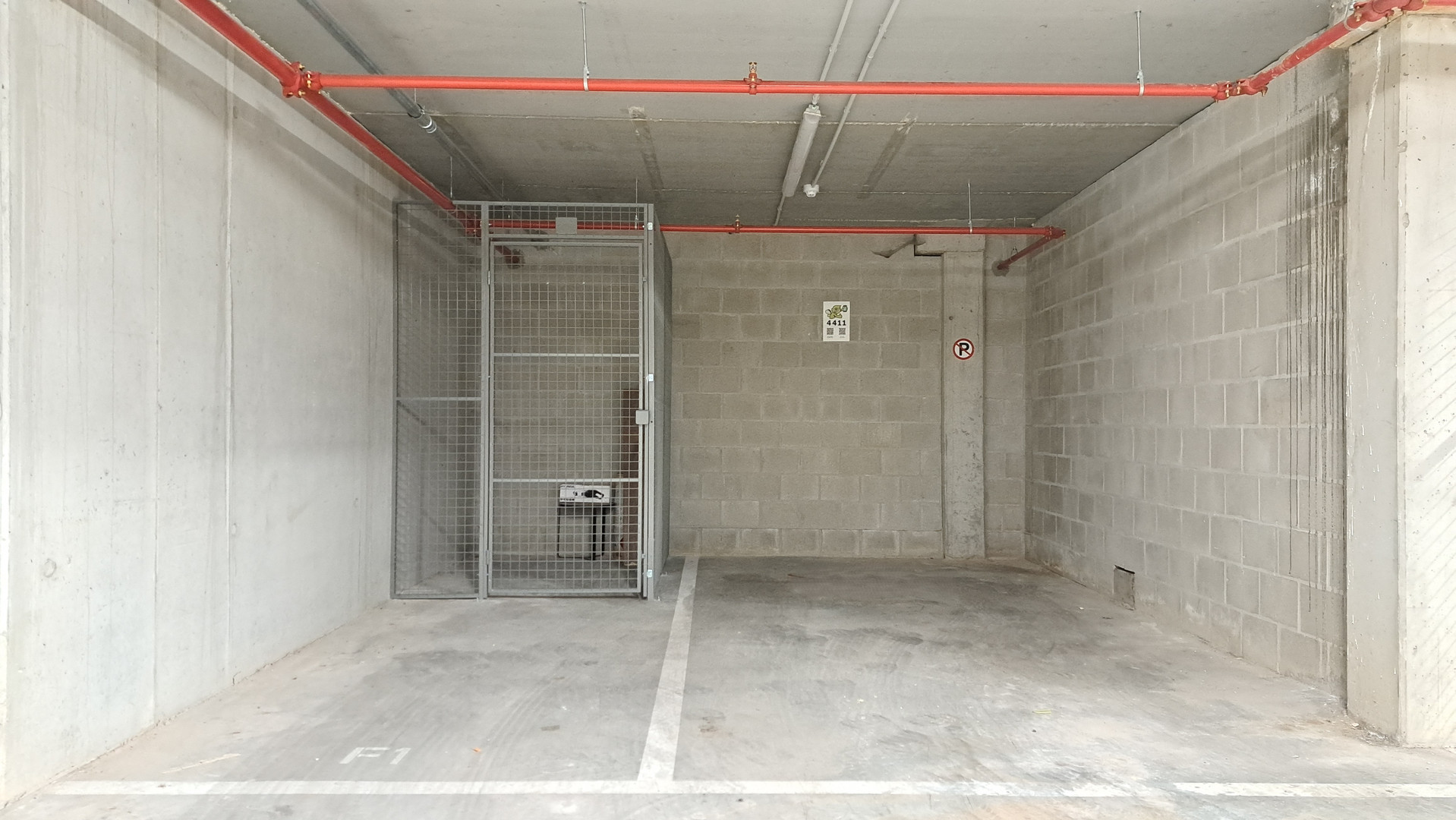 Brede autostaanplaats met berging - photo 2