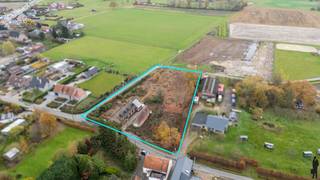 Prachtig gelegen hoeve met 4 slk op een perceel van ca. 4157m² te Lier. <br /><br />Algemeen:<br />- Karaktervolle, te renoveren hoeve<br />- Prachtig perceel (Zuid georiënteerd)<br />- Zeer rustige ligging en vrije zichten achteraan<br />- Asbestveilig<br />- EPC E (renovatieverplichting)<br />- Bijgebouw/garage<br /><br />Indeling:<br />Gelijkvloers:<br />- Inkomhal met apart toilet<br />- Grote leefruimte met houthaard en eetkamer<br />- Keuken met eetplaats en toegang tot tuin <br />- Badkamer met inloopdouche en toilet<br />- Slaapkamer<br />- Wasplaats<br />- Veranda <br />- Grote bureau<br />- Bijgebouw naast de woning (momenteel garage en opslagplaats)<br /><br />1e verdieping:<br />- Atelier/bureau<br />- 3 slaapkamers<br />- Apart toilet<br /><br />Prachtige Zuidtuin met bijgebouw.<br /><br />Stedenbouwkundige informatie in aanvraag.