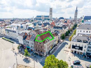 Dit duplexappartement met zonneterras bevindt zich in het historische stadscentrum van Gent, in een kleinschalige residentie. Dankzij deze unieke ligging bevinden gezellige terrassen, winkels, openbaar vervoer en alle dagelijkse voorzieningen zich op wandelafstand.<br /><br />Het gebouw dateert van circa 350 jaar geleden en ademt authenticiteit. In 2013 vormden de huidige eigenaars de oorspronkelijke zolderruimte om tot een warme en karaktervolle thuis. Dankzij hun ervaring in de bouwsector werd de renovatie bijzonder kwalitatief uitgevoerd, met zorgvuldig gekozen materialen en oog voor detail.<br /><br />De tweede verdieping heeft een open indeling, waarbij de woonkamer, eetruimte en keuken naadloos in elkaar overvloeien. Een gastentoilet en een praktische berging naast de keuken vervolledigen deze verdieping.<br /><br />Op de bovenste verdieping bevinden zich twee slaapkamers, waarvan één momenteel als hobby- en bergruimte wordt gebruikt. De nachthal biedt toegang tot een dressing met extra opbergniveau, de badkamer, de ruime hoofdslaapkamer en een van de absolute blikvangers van het appartement: het zonnige terras. Van hieruit geniet u van een uniek uitzicht op de iconische Gentse torens – een zeldzame troef die bij heel wat Gentenaren hoog op de bucketlist staat.<br /><br />Daarnaast beschikt het appartement over een ruime, privatieve berging op de benedenverdieping, waardoor er aan opslagruimte geen gebrek is.<br /><br />Interesse in dit unieke appartement op een toplocatie in Gent? Aarzel dan niet en neem contact op met Brent via brent@immofrancois.be voor meer informatie of om een bezoek in te plannen. Tot binnenkort!<br /><br />
